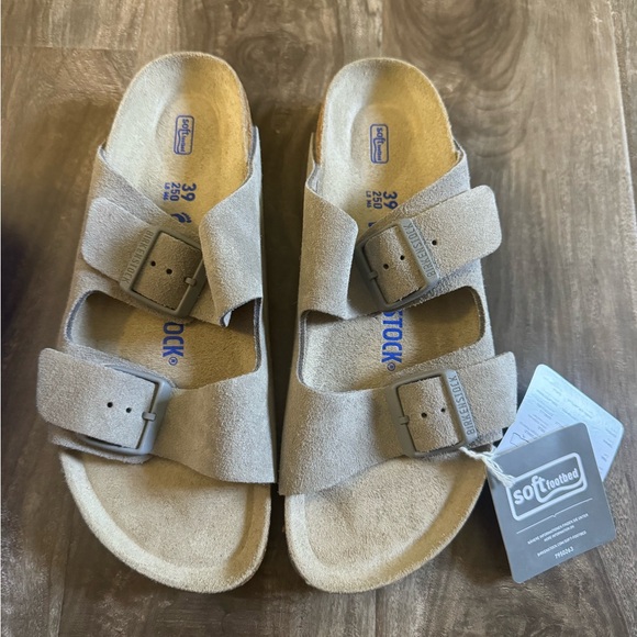 NEW in box. Birkenstock Arizona soft Footbed in Stone Coin, suede leather. 39 EU - Picture 9 of 9